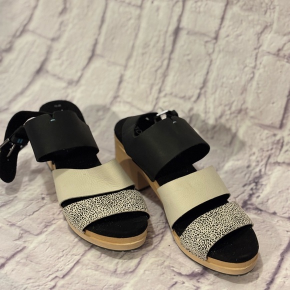 🔵TOMS “NWOT” Stylish Black and White Clog Sandals - Picture 3 of 8
